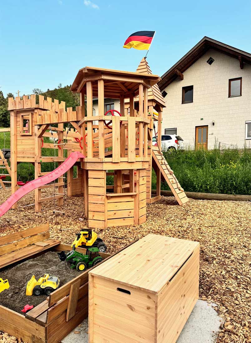 Großer Spielplatz direkt am Haus.