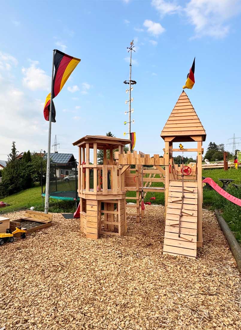 Spielturm zum klettern und rutschen.