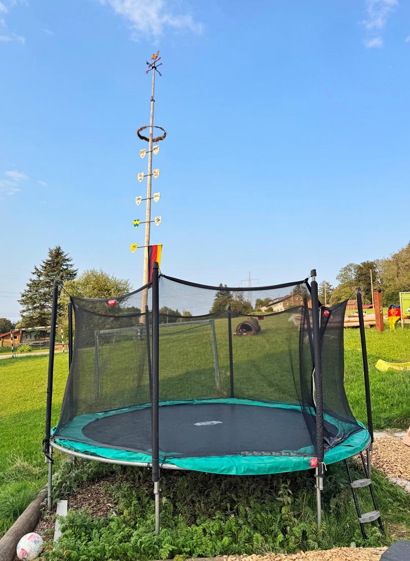 Großes Trampolin mit Netz.